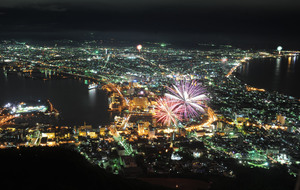 Play_of_fireworks_and_night_scenes_in_Hakodate.jpg